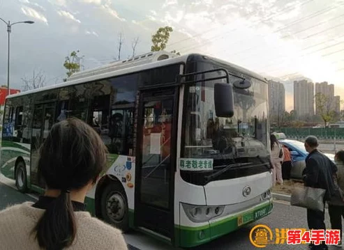真人强1112分钟国产公交车：乘客赞其舒适度和环保性能表现优异