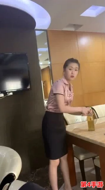美女厕沟全景：绝对精品，让你大开眼界！