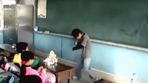 在教室里把跳d开到最大震动！学生们疯狂的表演惊呆了全校