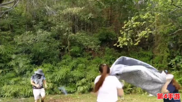 二人生猴子全程不盖被子，床单掀翻天，笑料百出闹翻天
