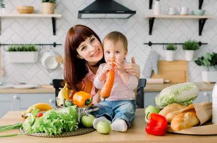 一小孩和妈妈胡萝卜黄：温馨亲子时光，健康饮食的美好选择