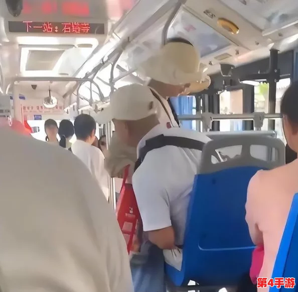 公交车后车座的疯狂C苏苏,网友热议她是“城市流浪者”的真实写照 公交车后车座的疯狂C苏苏,网友热议她是“城市流浪者”的真实写照
