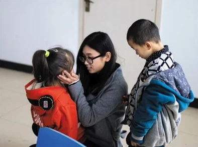 男生的坤坤 进了老师的坤坤：探讨性别认同与教育关系