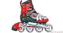 男生和女生一起拆拆拆很痛的轮滑鞋，感受彼此的坚持与合作，共同克服困难的成长之旅