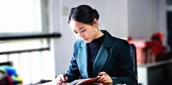 年轻女保险销售员5:网友热议她的销售技巧与职场挑战,纷纷表示佩服和羡慕! 年轻女保险销售员5:网友热议她的销售技巧与职场挑战,纷纷表示佩服和羡慕!