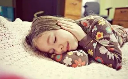 一小孩半夜喂女生吃困吧，其背后隐藏的故事揭示了人性与信任之间的关系
