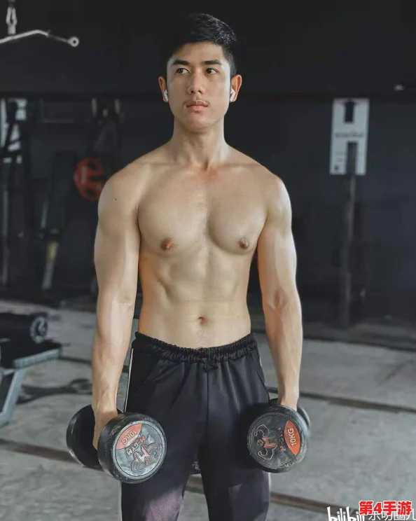 Gay翘屁嫩男教练沦陷GV，网友热议：这剧情真是太离谱了，谁能想到他会被这样的人吸引！