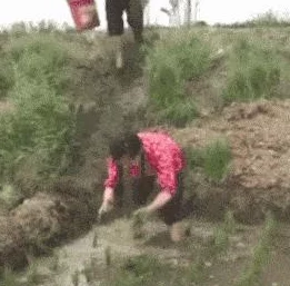 坤坤不小心提到女生怎么办？网友热议：这真是个尴尬的瞬间，大家怎么看？