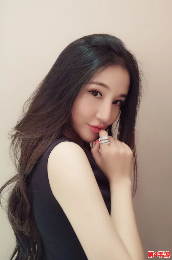 校花被出乳白色液体软件，令人震惊的秘密揭开，网友热议背后的真相与故事！