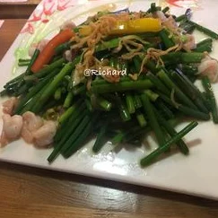 甘雨吃旅行者昆巴，美食与友情同在，共享快乐时光