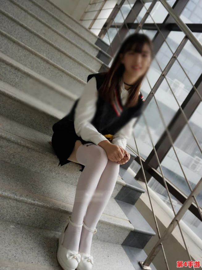 白丝校花扒腿，风华绝代却难掩其羞涩之态