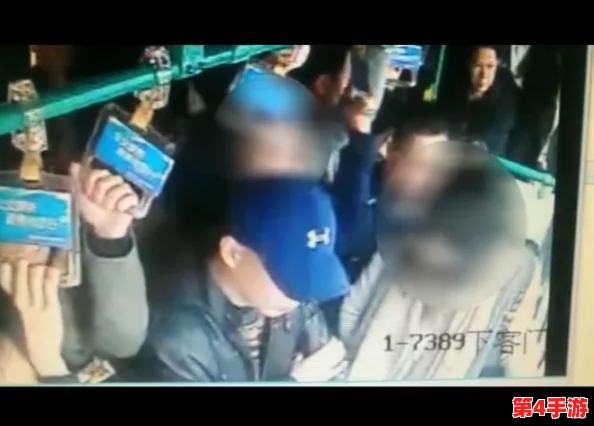 我故意没有穿内裤坐公车让人吊诡行为引发关注，乘客反应各异