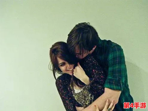 男生把坤放在女生定眼里，视若无睹，不知珍惜