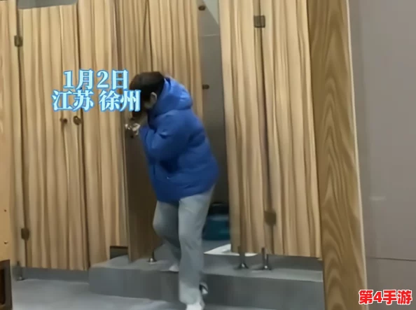 高冷男生尿很急很急憋哭了，因校园厕所关闭引发众多学生关注与讨论