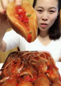 白白嫩嫩的大肉腚胡秀英因其独特的美食创意在网络上走红，引发众多网友热议与模仿