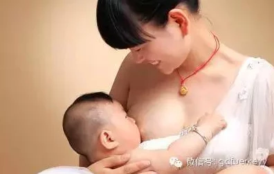 老师解开扣子让我吃她奶，展现了教育者的宽容与关怀精神