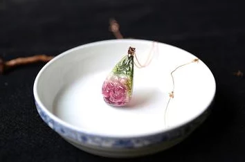 草莓丝瓜芭乐鸭脖翡翠手镯：多元美食与珠宝的奇妙结合，展现生活中的独特风味与品位