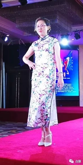 老师黑色双开真班主任丝旗袍的独特魅力与时尚风格，展现了教师职业的优雅与个性化表达