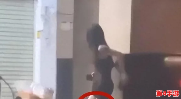 脱了内裤在阳台趴着被c，警方介入调查引发网友热议与关注
