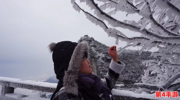 旅行者和派蒙在雪地见到八重神子，三人共度温馨时光展开奇妙冒险之旅