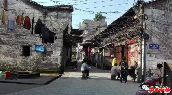 一小孩给姐姐吃萝卜,展现了兄妹之间的温情与关爱,让人感受到家庭的温暖与亲情 一小孩给姐姐吃萝卜,展现了兄妹之间的温情与关爱,让人感受到家庭的温暖与亲情