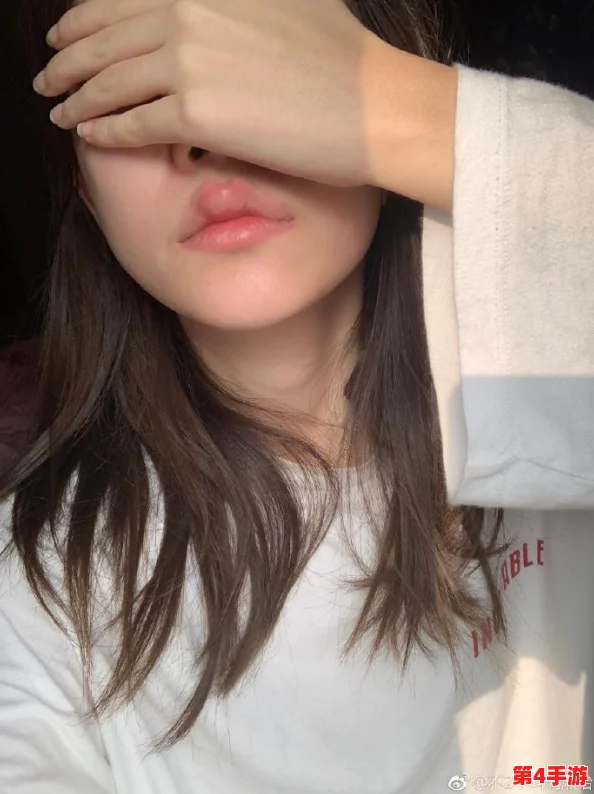 淑芬两腿间又痒又疼的原因：可能是皮肤问题、过敏反应或其他健康隐患需引起重视