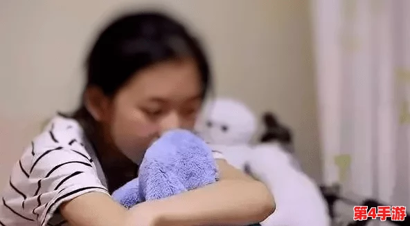 班长把两个奶球露出来给我玩玩,这种行为是否过于亲密,值得我们深思与讨论 班长把两个奶球露出来给我玩玩,这种行为是否过于亲密,值得我们深思与讨论