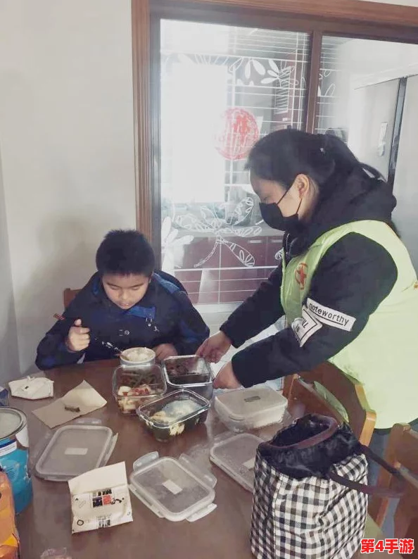 一小孩半夜给姐姐吃困吧，温馨举动感动网友，引发家庭关爱话题热议
