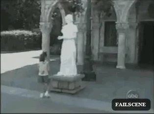 一小孩半夜给姐姐吃困吧，温馨举动感动网友，引发家庭关爱话题热议