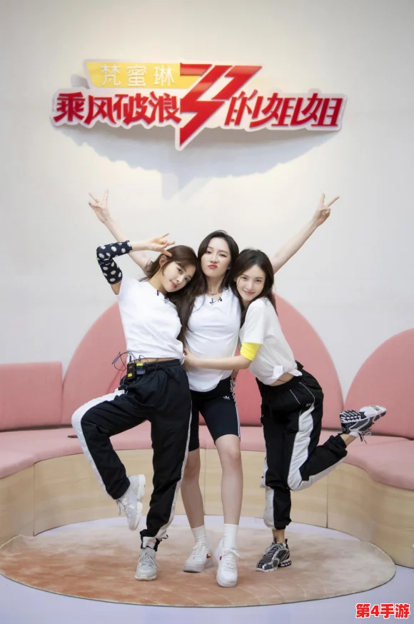 抖音风反差婊弹力摇 混剪：这种创意混剪展现了不同风格的碰撞，令人耳目一新，值得一看！