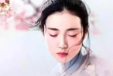 原神申鹤的裸妆水乳，轻松打造自然清新妆容，让你在游戏与现实中都能散发迷人魅力！