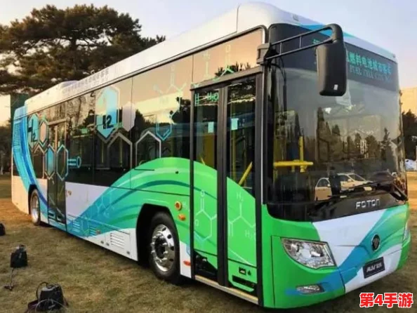 只穿一件外套坐公交车，2024年冬季流行趋势与环保出行的完美结合