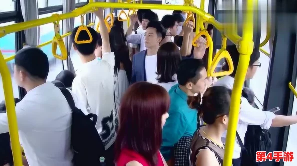 颠簸的公交车内曝八卦：司机与乘客关系暧昧，引发车厢尴尬气氛