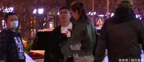 赵丽雅正搭公交车准备回家，路人偶遇她与神秘男子亲密交谈，引发恋情猜测！