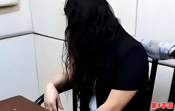 夫洗澡公侵犯了我，目击者称现场气氛尴尬，网友热议：这究竟是意外还是故意？