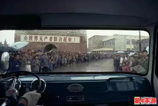 公交车掀开奶罩边躁狠狠躁，乘客惊愕目睹离奇事件引发热议与讨论