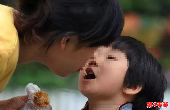 一小孩半夜喂女孩吃押巴，背后隐藏着怎样的温情与关怀？