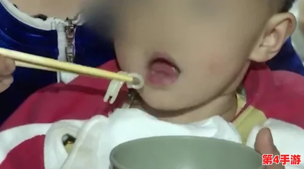 一小孩半夜喂女孩吃押巴，背后隐藏着怎样的温情与关怀？