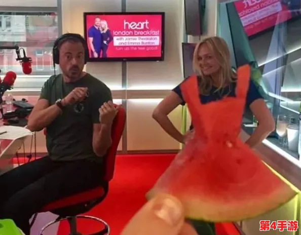 英语老师掀开了裙子，学生们目睹这一幕后纷纷拍照并在社交媒体上引发热议