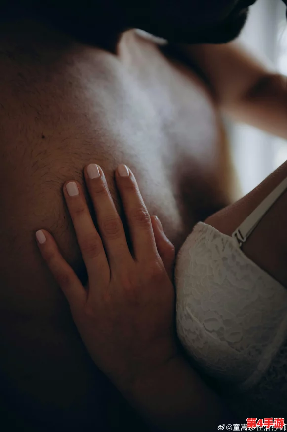 百合嗯啊+摸+湿+内裤视频：探讨当代网络文化中性别表现与情感表达的交织影响