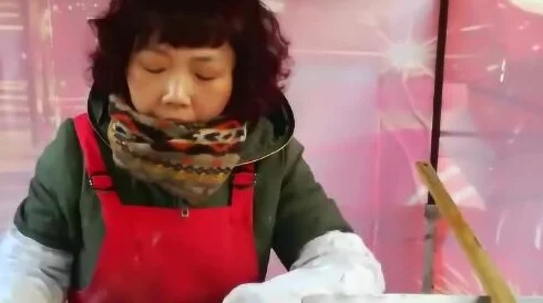 五十三岁大妈做皮肉生意，背后故事令人唏嘘，生活的无奈与选择让人深思不已