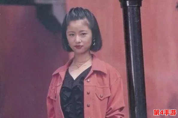 白丝校花 扒开美腿甜美，这个标题描绘了一位身穿白色丝袜的校园美女，展现出她优雅迷人的姿态和青春活力，令人心动不已