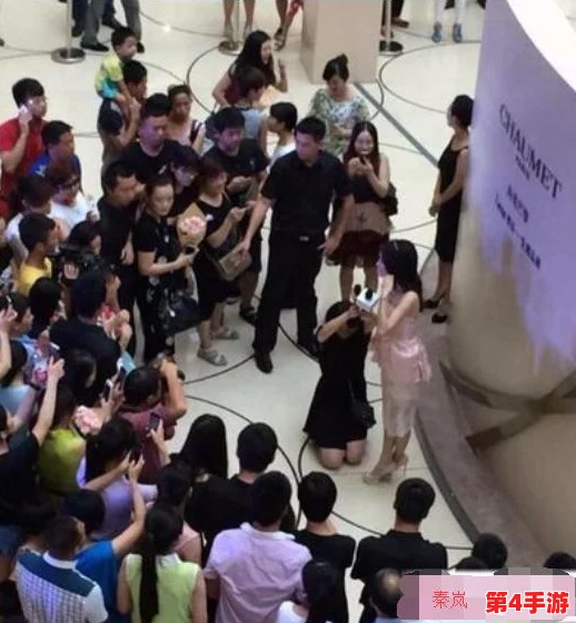 女仆扒开跪着让客人玩蘑菇，这是一种特殊的角色扮演活动，展现了独特的服务文化和互动体验