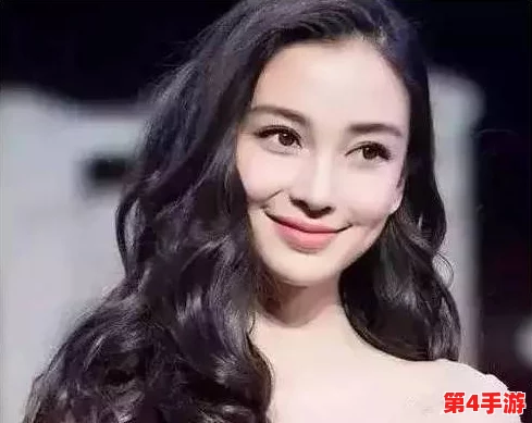 张怕芝的毛又多又密，这句话形象地描述了她浓密的头发，展现出一种独特的美感和个性